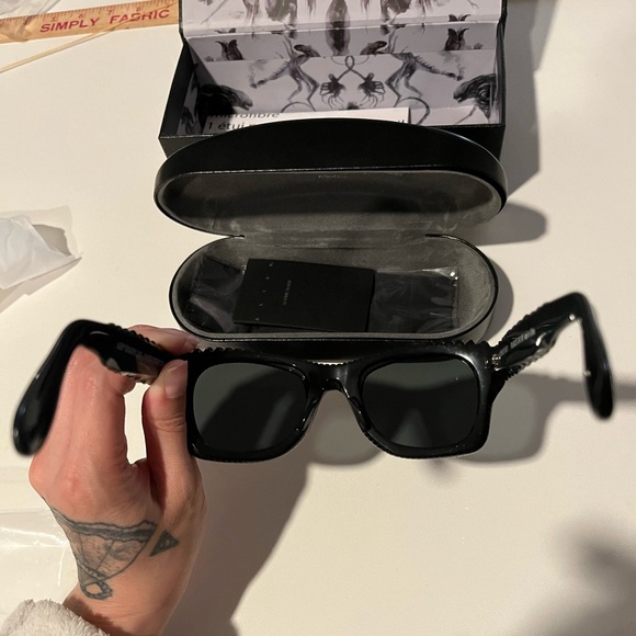 LA FEMME EN NOIR BY MICHELLINE PIT ALIEN XENOMORPH SUNGLASSES NWT - Picture 9 of 9